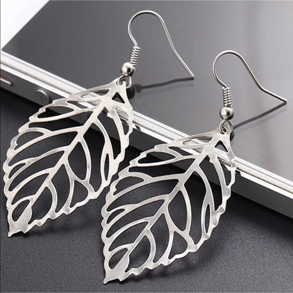 🆕Beautiful Stylish Leaf Filigree earrings - Picture 2 of 2